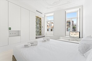 Tabla de planchar con plancha, internet y ropa de cama 