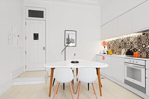Wasserkocher mit Kaffee-/Teezubehör, Kühlschrank, Mikrowelle, Ofen