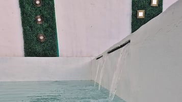 10 من حمّامات السباحة الخارجية