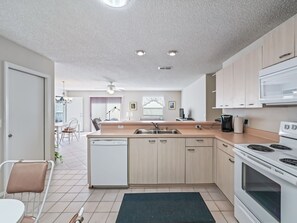 Fridge, microwave, oven, stovetop - 2/2 Patio Villa in De La Vista (The Villages)