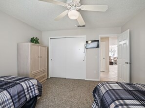 2 bedrooms, iron/ironing board, Internet, bed sheets - 2/2 Patio Villa in De La Vista (The Villages)