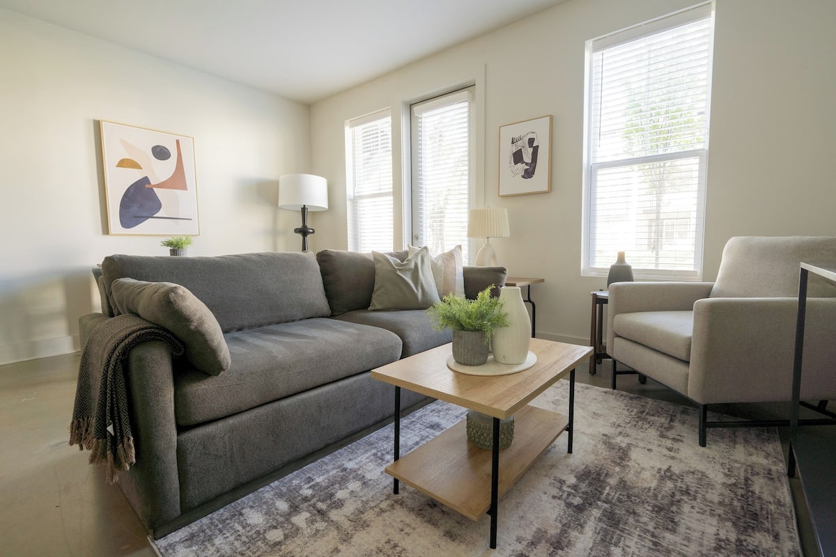 Căn hộ (1 Bedroom) | Khu phòng khách | Smart TV 50-inch có truyền hình kỹ thuật số