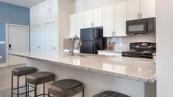 Apartment (2 Bedrooms) | Private kitchen | Fridge, microwave, oven, stovetop