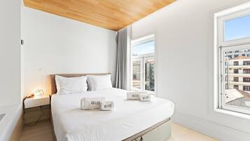 Tabla de planchar con plancha, internet y ropa de cama