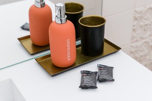 Regadera, secadora de cabello, toallas 