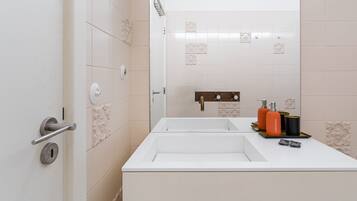 Regadera, secadora de cabello, toallas