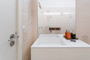 Regadera, secadora de cabello, toallas 