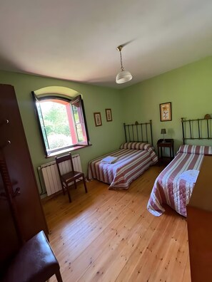 Silitysrauta/-lauta, Wi-Fi, vuodevaatteet