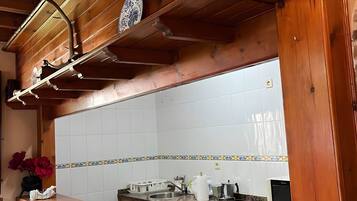 Frigorífic, microones, placa de cuina i cafetera i tetera