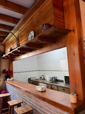 Kühlschrank, Mikrowelle, Herdplatte, Wasserkocher mit Kaffee-/Teezubehör