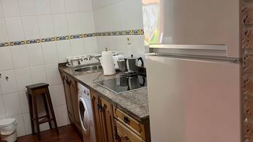 Frigorífic, microones, placa de cuina i cafetera i tetera