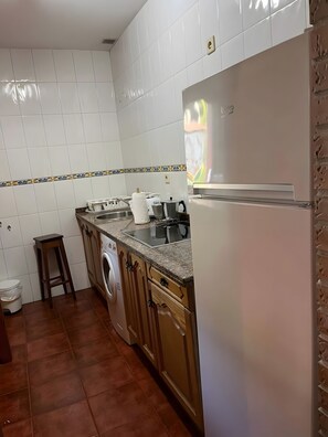 Jääkaappi, mikroaaltouuni, liesi, kahvin-/teenkeitin