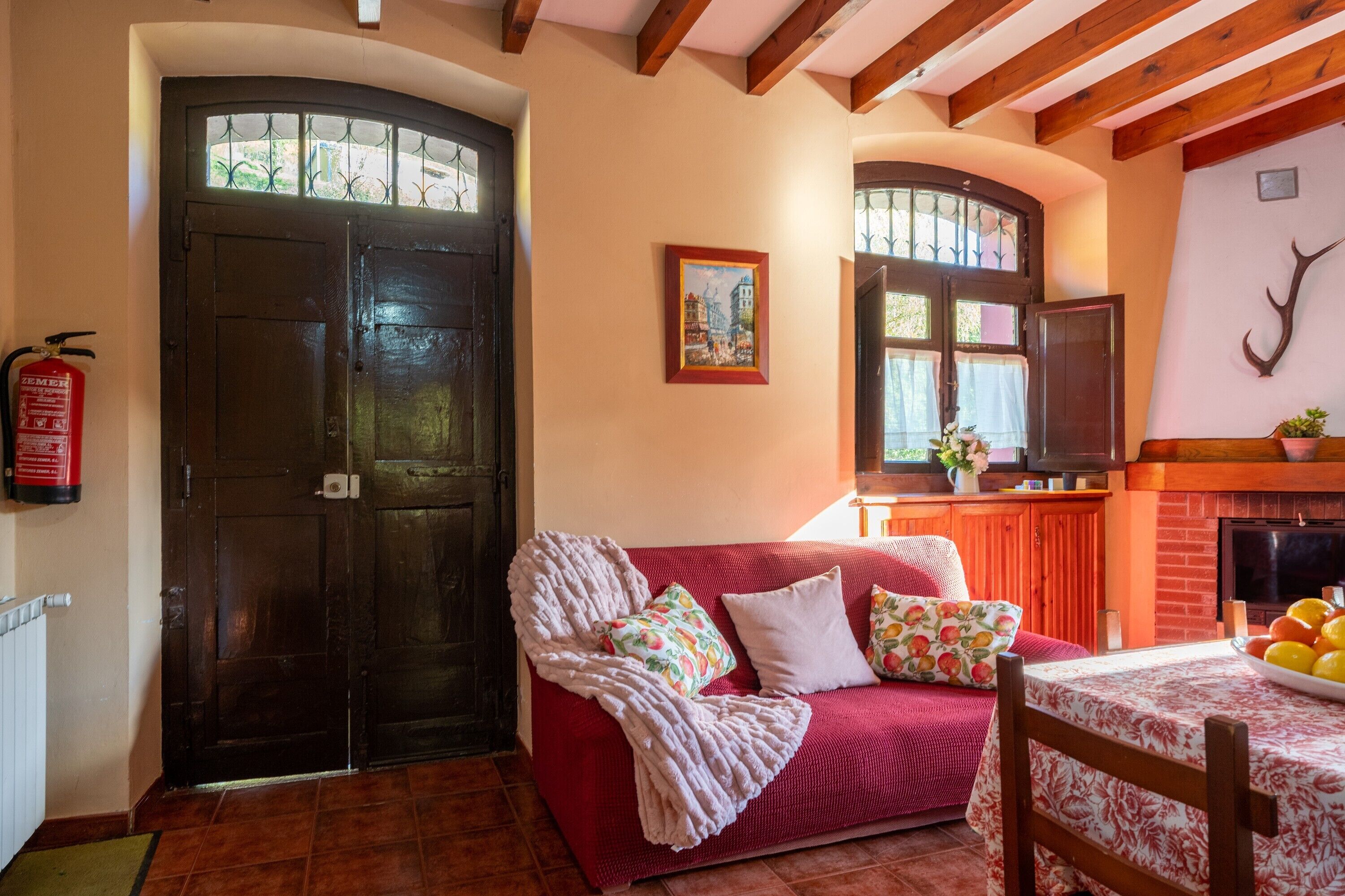 Een televisie en een open haard