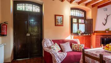 Een televisie en een open haard