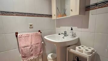 Een douche, een haardroger, handdoeken