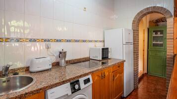 Réfrigérateur, micro-ondes, plaque de cuisson, cafetiÚre/bouilloire