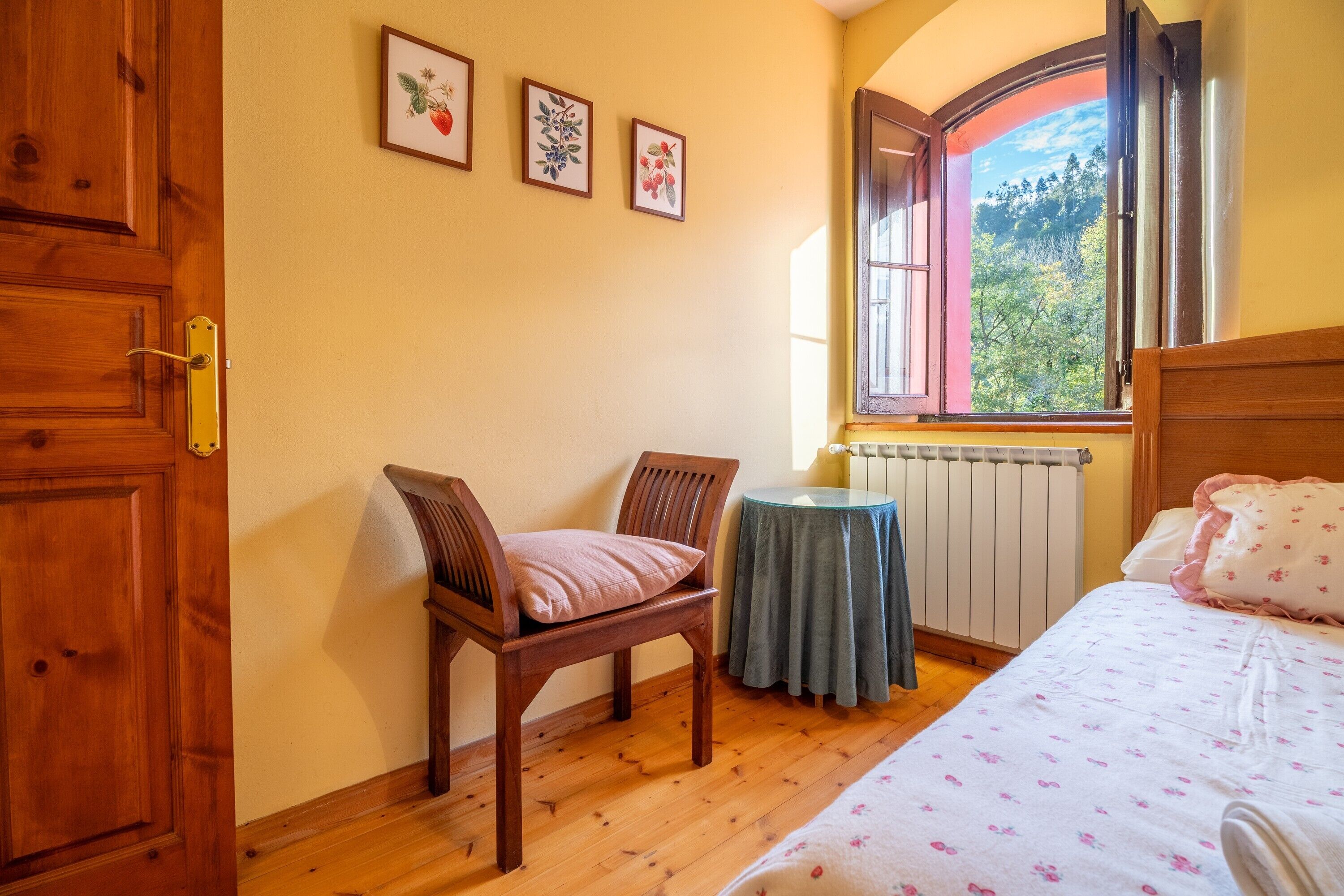 2 habitaciones, tabla de planchar con plancha, wifi y ropa de cama 