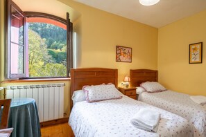 2 bedrooms, iron/ironing board, WiFi, bed sheets - Casa de Aldea 'Blanca' in the Heart of Asturian Mountains (Vegarrionda)
