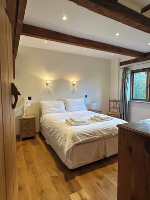 2 عدّة غرف نوم ومكواة/لوح كي وخدمة الإنترنت وملاءات أسرّة