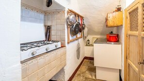 Refrigerador, microondas, parrilla de estufa y cafetera y tetera