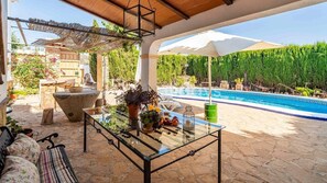 Outdoor dining - Holiday Home 'Cortijo La Nobleza' with Mountain View, Private Pool and Wi-Fi (Archidona)