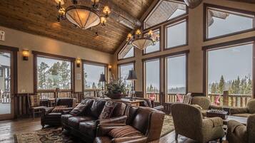 智能電視、壁爐、音響