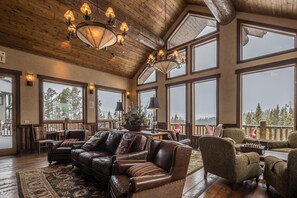 Una Smart TV, una chimenea, un reproductor estéreo