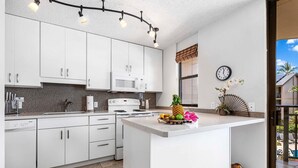 Kondominium, 1 Tempat Tidur King dengan tempat tidur Sofa, beranda (Kona Makai 6204) | Dapur pribadi