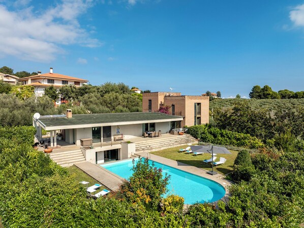 A modern house with a swimming pool, surrounded by lush greenery and a clear blue sky. - Villa Amyra 6+2, Emma Villas (Citta' Sant'Angelo)