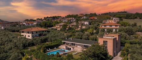 Un barrio residencial con casas, piscina y un paisaje montañoso.