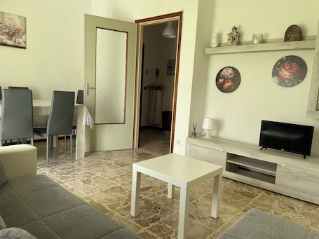 Smart TV. La Casa Nel Verde - Two Bedroom Apartment, Sleeps 4