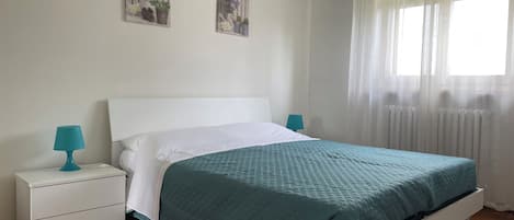 2 makuuhuonetta, silitysrauta/-lauta, ilmainen Wi-Fi, vuodevaatteet