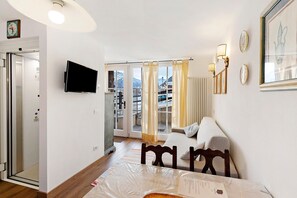TV, ping pong - Chalet Charmant Apartment with Mountain View, Shared Garden and Wi-Fi (Livigno)