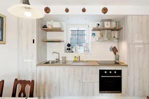 Frigorífico, microondas, horno y placa de cocina