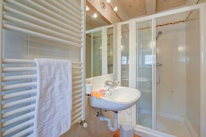 Shower, hair dryer, towels - Apartment 'Antico Chalet' with Mountain View, Shared Garden and Wi-Fi (Livigno)