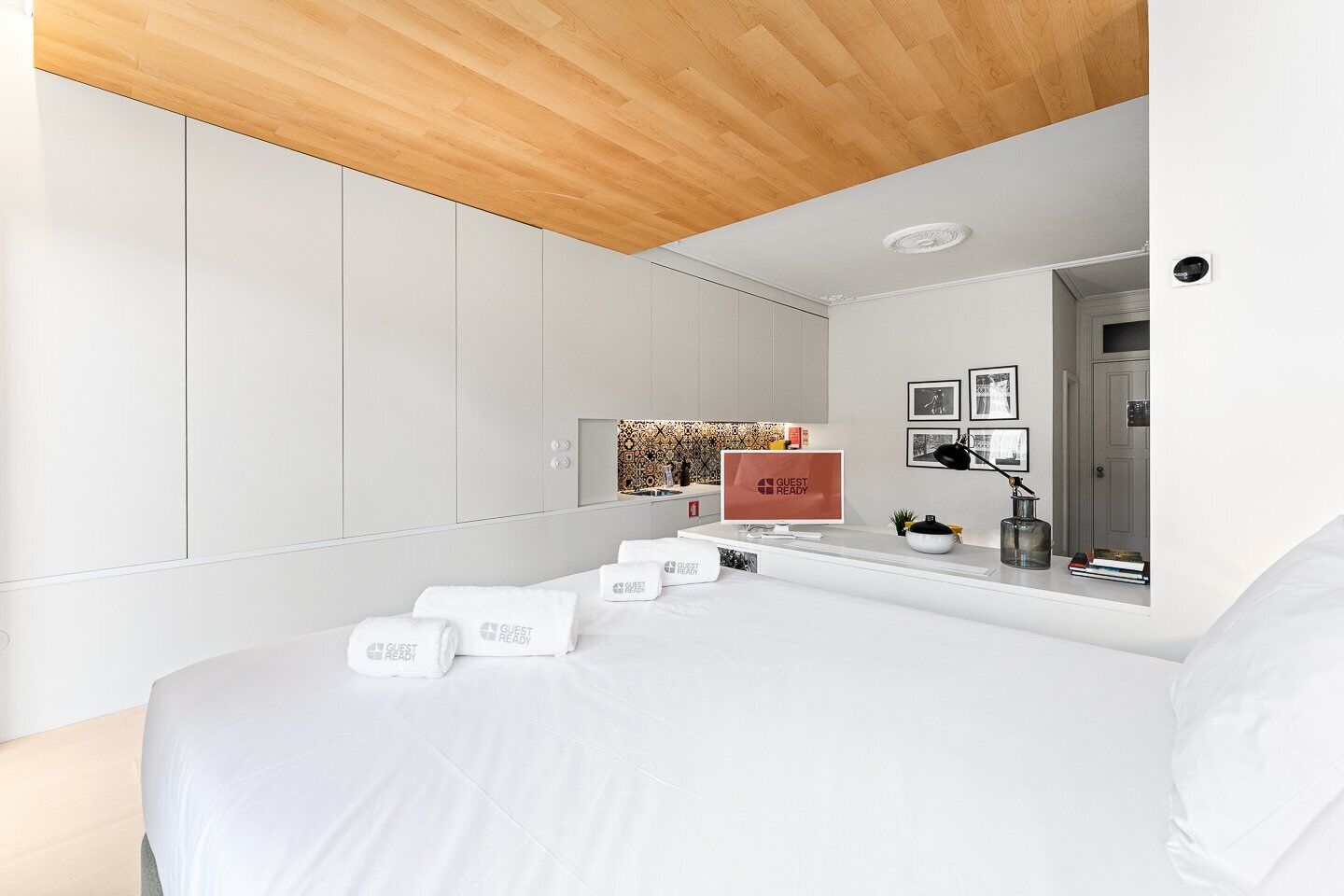 Tabla de planchar con plancha, internet y ropa de cama 