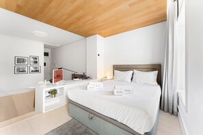 Tabla de planchar con plancha, internet y ropa de cama 