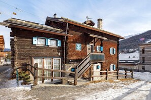 Exterior detail - Apartment 'Chalet San Valentino' with Mountain View, Shared Garden and Wi-Fi (Livigno)