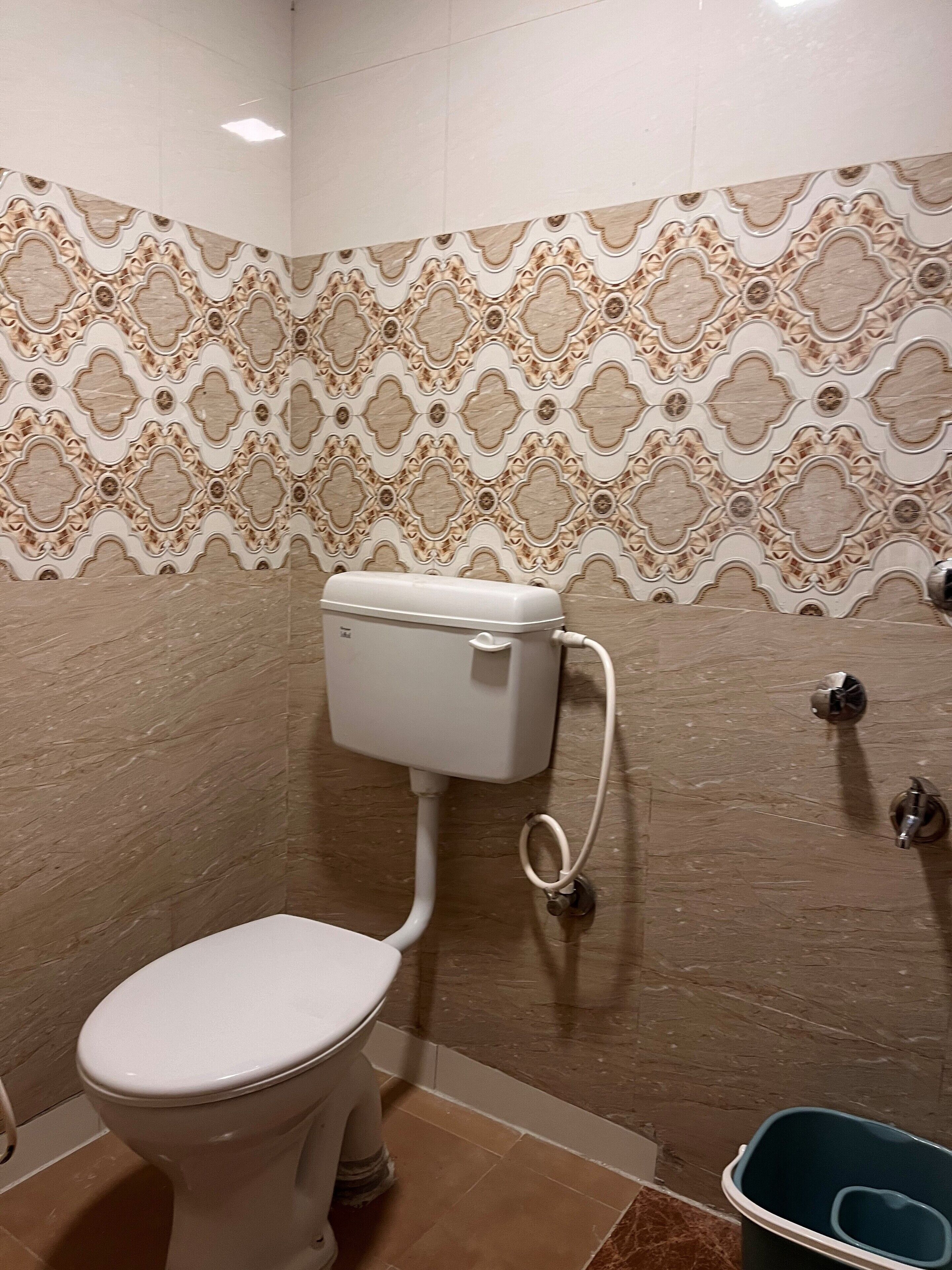 Douche, bidet, serviettes fournies, savon