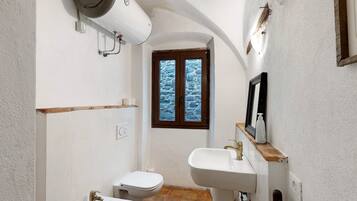 Een douche, een haardroger, handdoeken