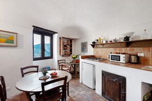 Kühlschrank, Mikrowelle, Herdplatte, Wasserkocher mit Kaffee-/Teezubehör