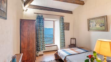 1 bedroom, bed sheets