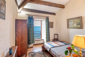 1 bedroom, bed sheets