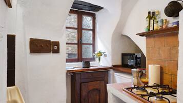 Jääkaappi, mikroaaltouuni, liesi, kahvin-/teenkeitin