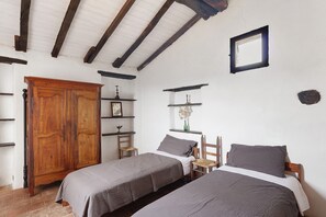 2 chambres, fer et planche à repasser, draps fournis