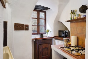 Frigorífico, microondas, placa de cocina y cafetera o tetera