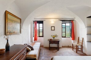 2 bedrooms, iron/ironing board, bed sheets