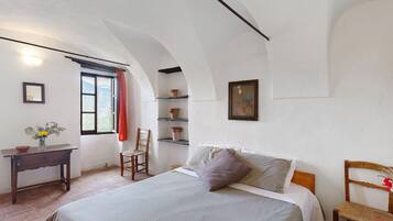 2 bedrooms, iron/ironing board, bed sheets