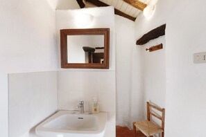 Ducha, artículos de higiene personal gratuitos y secador de pelo