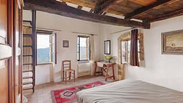 2 makuuhuonetta, silitysrauta/-lauta, vuodevaatteet